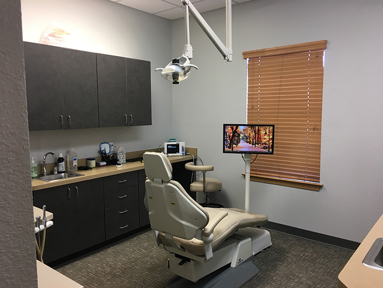 periodontist-dental-implants-plano-tx-exam-room